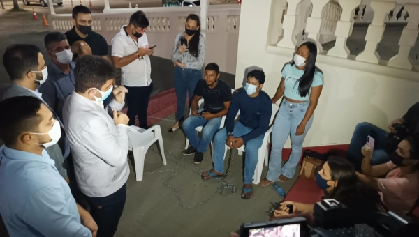 Gladson conversa com jovem que está acorrentado no Palácio Rio Branco
